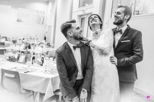 Rires des invités pendant un mariage à Pau